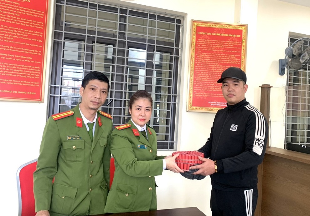 Người dân tự nguyện giao nộp pháo nổ